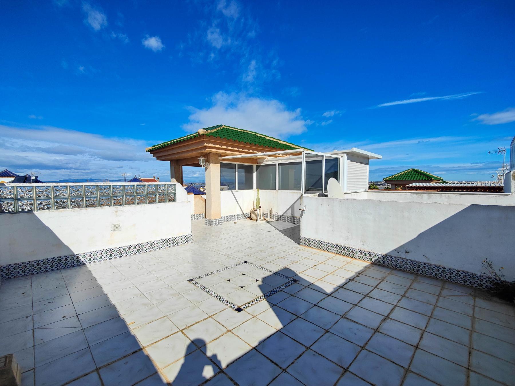 Bungalow con Terraza Privada y Piscina Comunitaria en Los Altos, Torrevieja