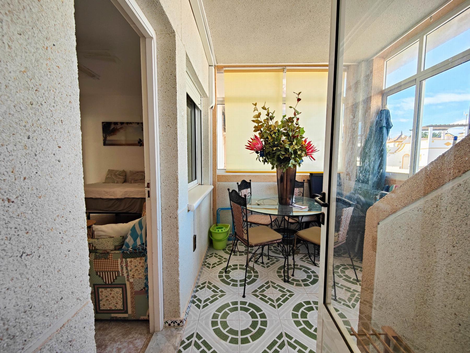Bungalow con Terraza Privada y Piscina Comunitaria en Los Altos, Torrevieja