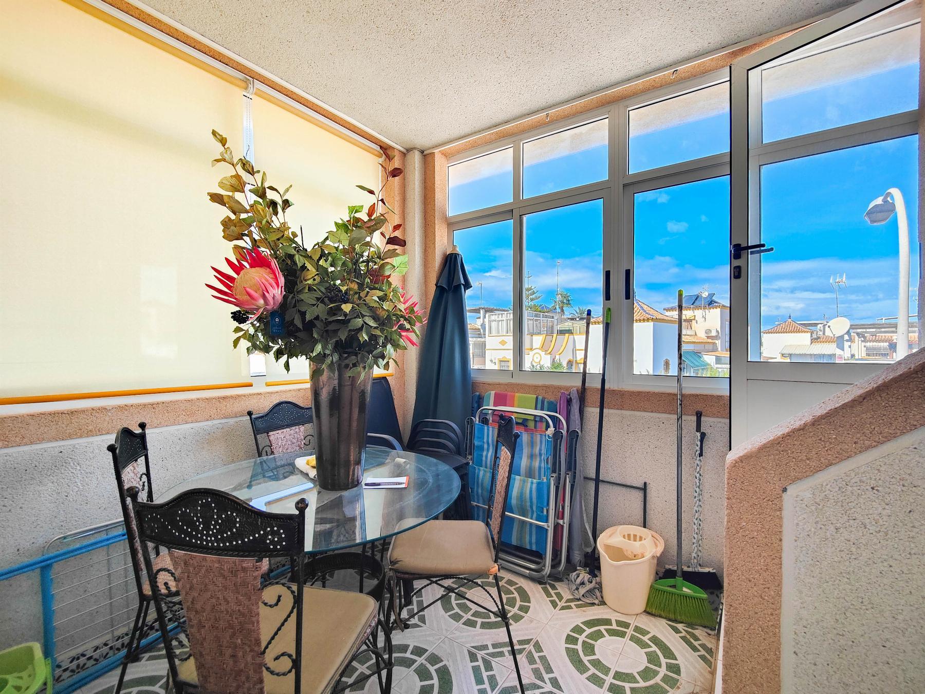 Bungalow con Terraza Privada y Piscina Comunitaria en Los Altos, Torrevieja