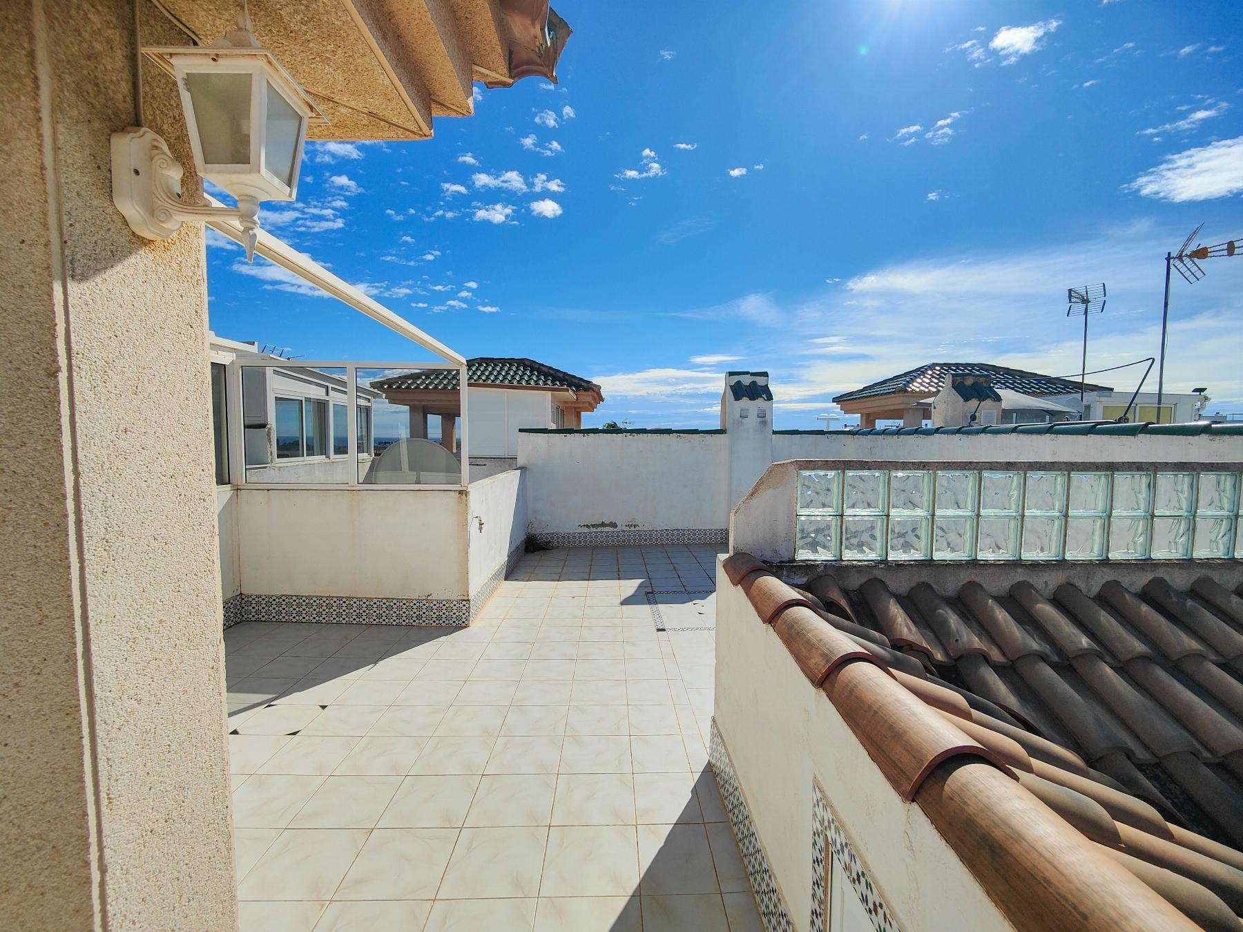 Bungalow con Terraza Privada y Piscina Comunitaria en Los Altos, Torrevieja