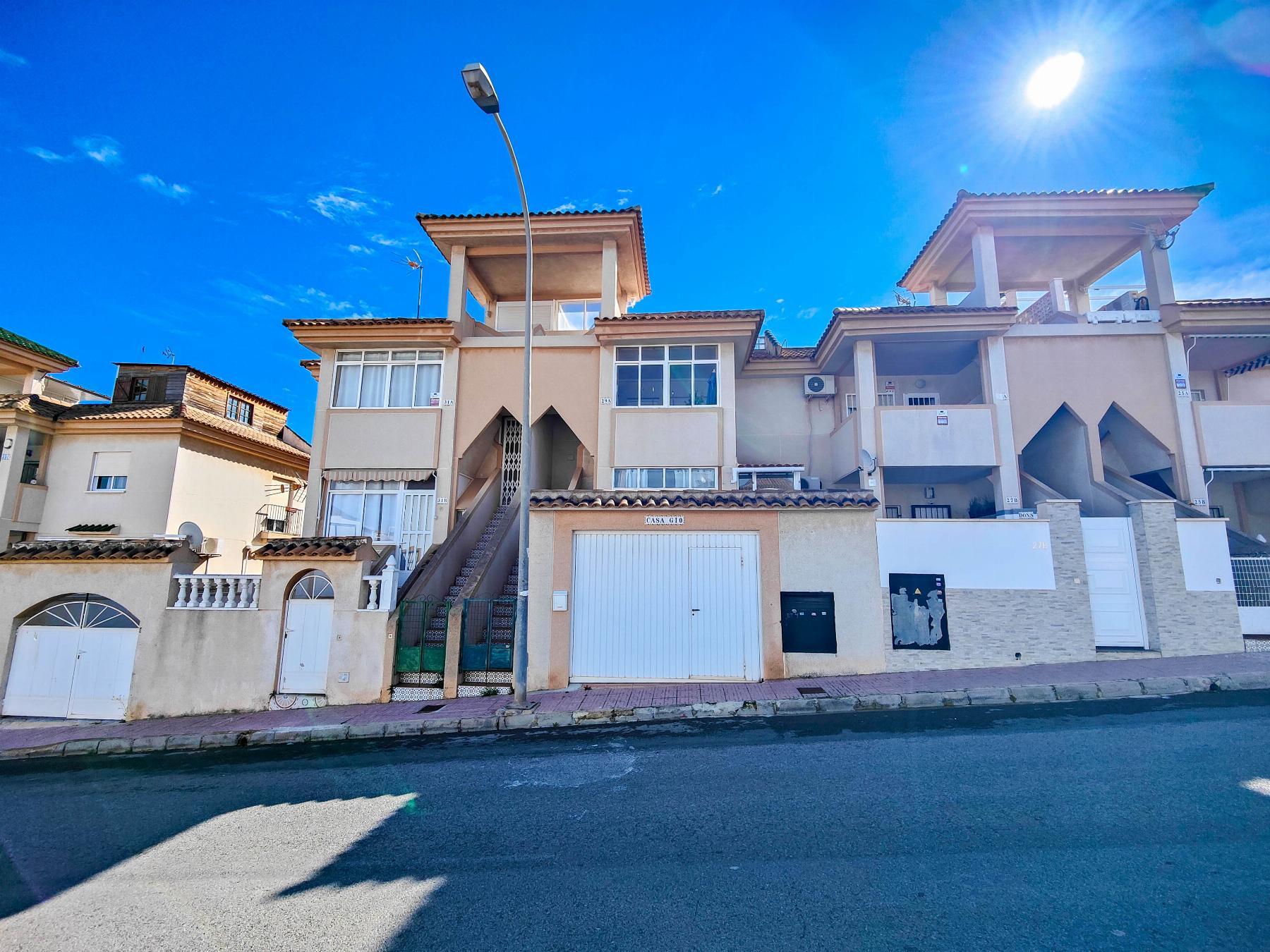Bungalow con Terraza Privada y Piscina Comunitaria en Los Altos, Torrevieja