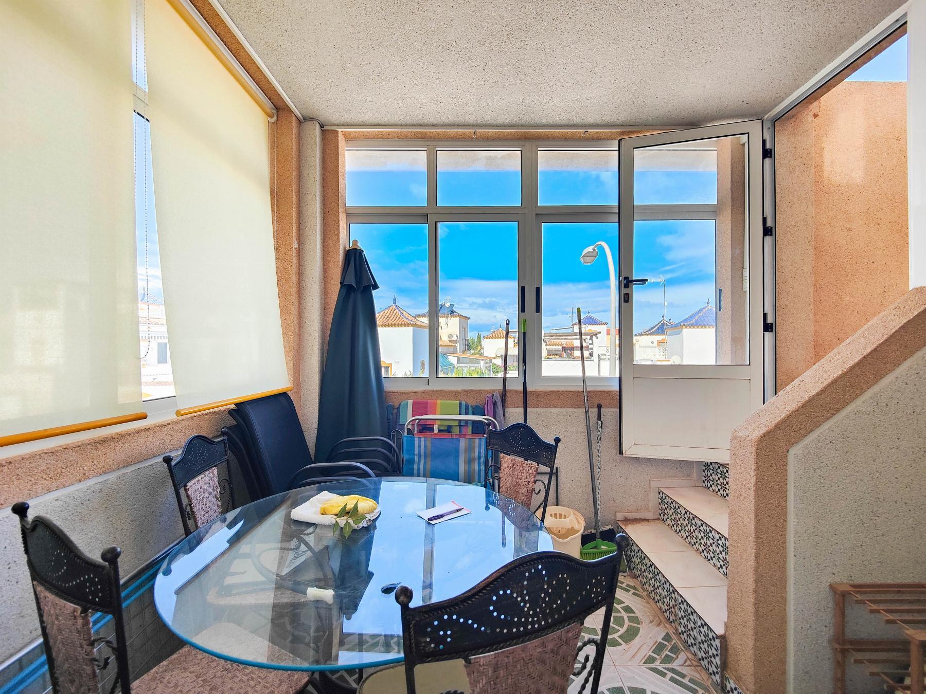 Bungalow con Terraza Privada y Piscina Comunitaria en Los Altos, Torrevieja
