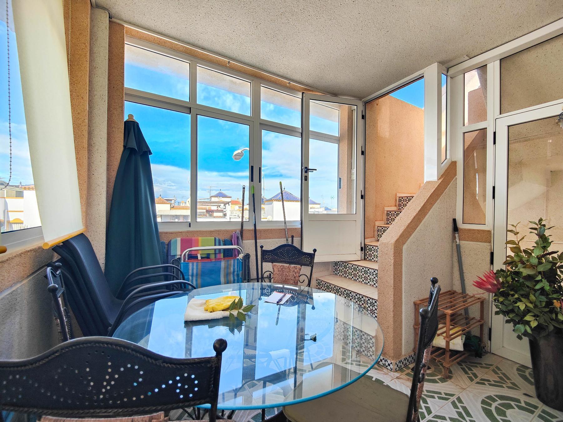 Bungalow con Terraza Privada y Piscina Comunitaria en Los Altos, Torrevieja