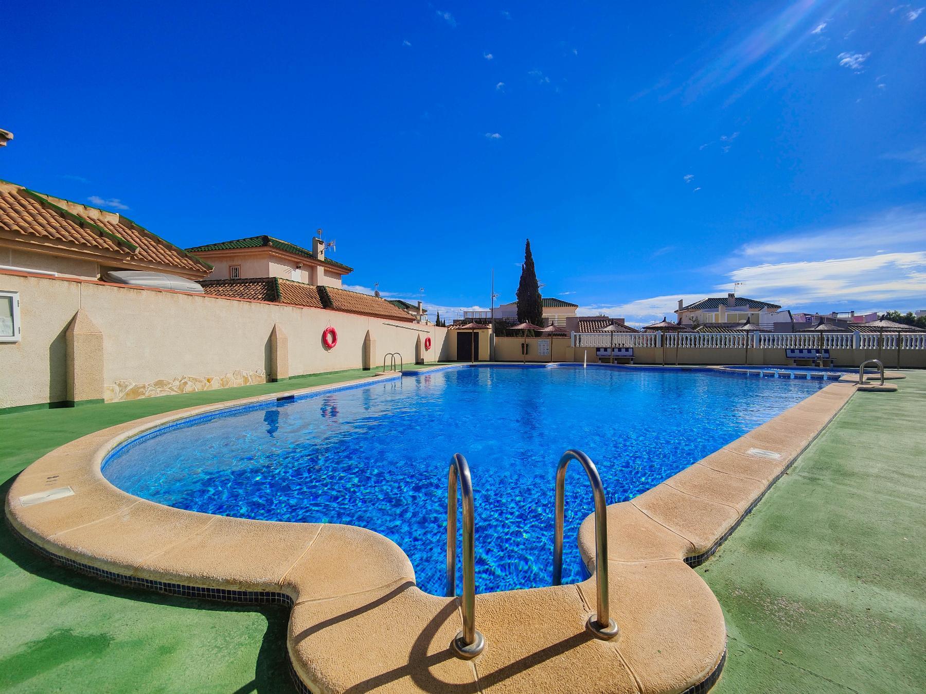 Bungalow con Terraza Privada y Piscina Comunitaria en Los Altos, Torrevieja