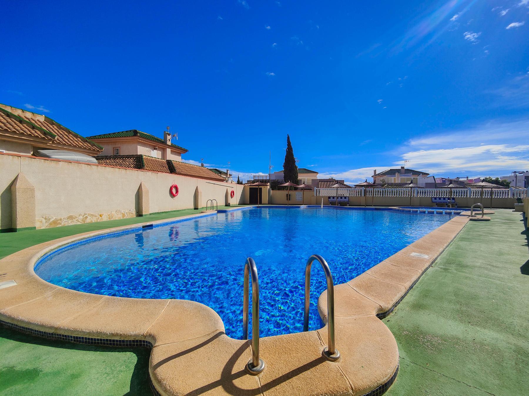 Bungalow con Terraza Privada y Piscina Comunitaria en Los Altos, Torrevieja