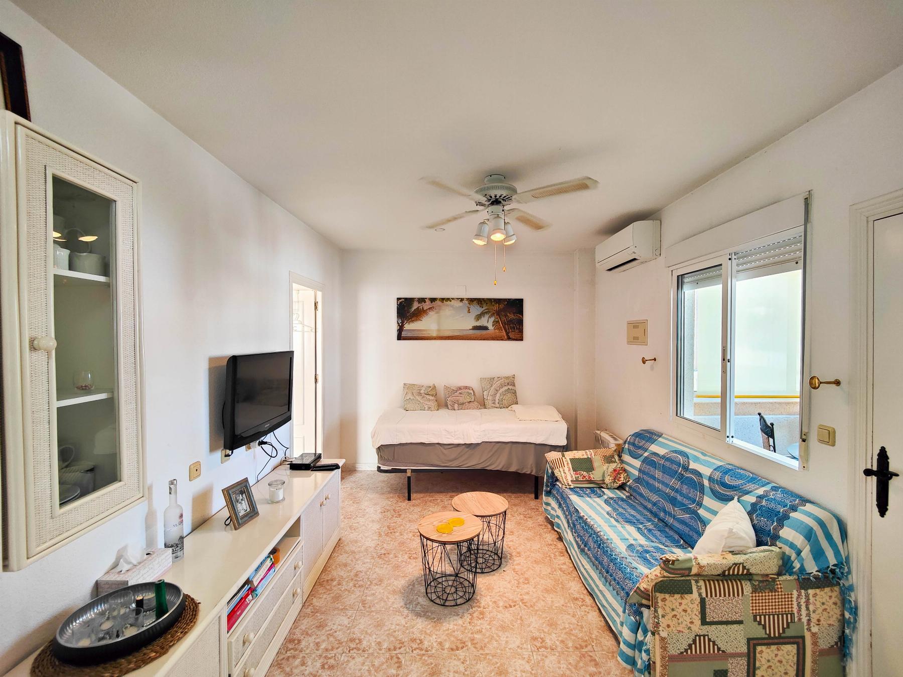 Bungalow con Terraza Privada y Piscina Comunitaria en Los Altos, Torrevieja