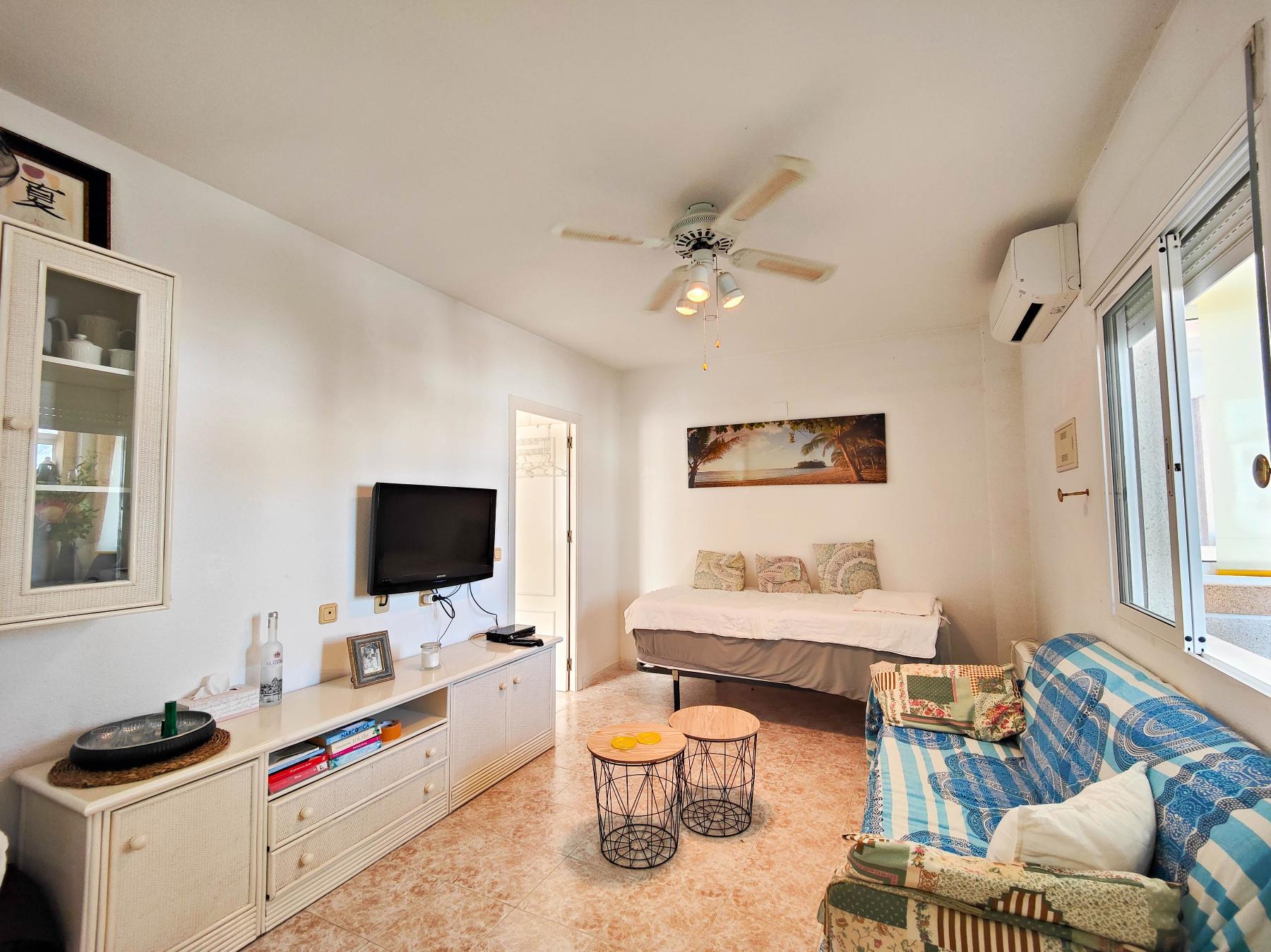 Bungalow con Terraza Privada y Piscina Comunitaria en Los Altos, Torrevieja