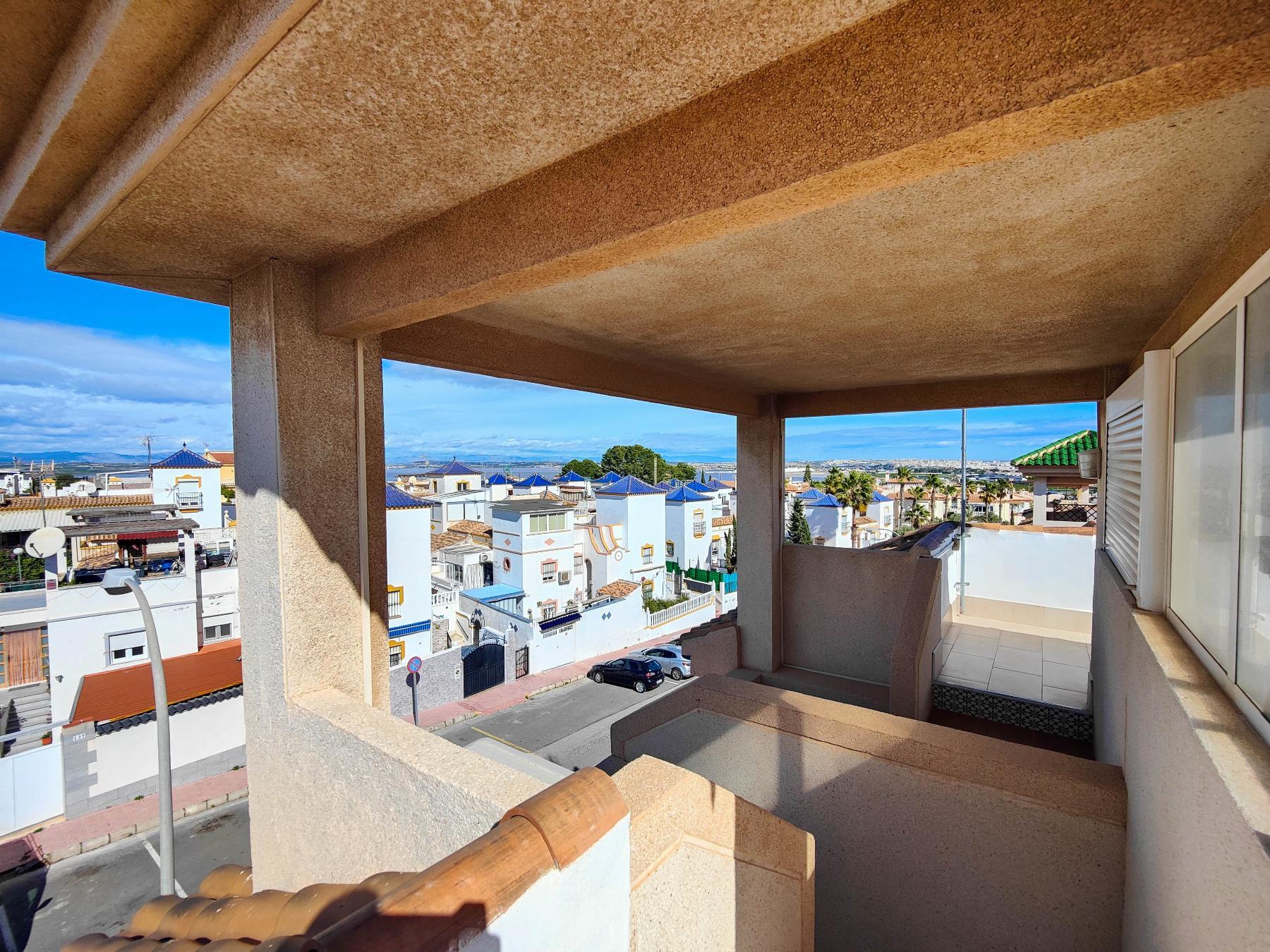 Bungalow con Terraza Privada y Piscina Comunitaria en Los Altos, Torrevieja