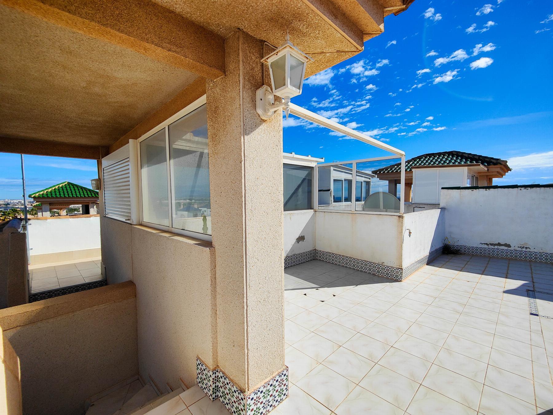 Bungalow con Terraza Privada y Piscina Comunitaria en Los Altos, Torrevieja