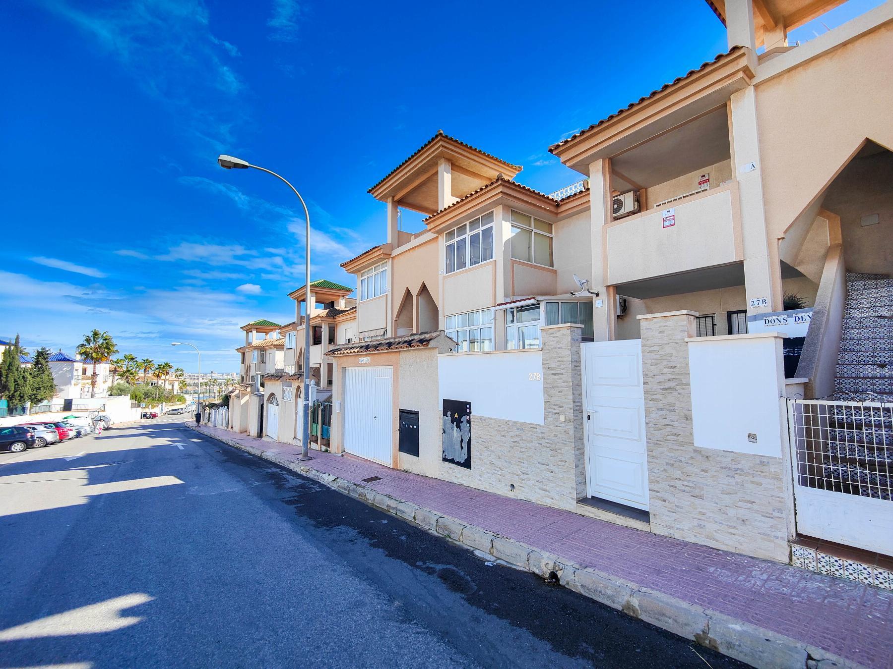 Bungalow con Terraza Privada y Piscina Comunitaria en Los Altos, Torrevieja