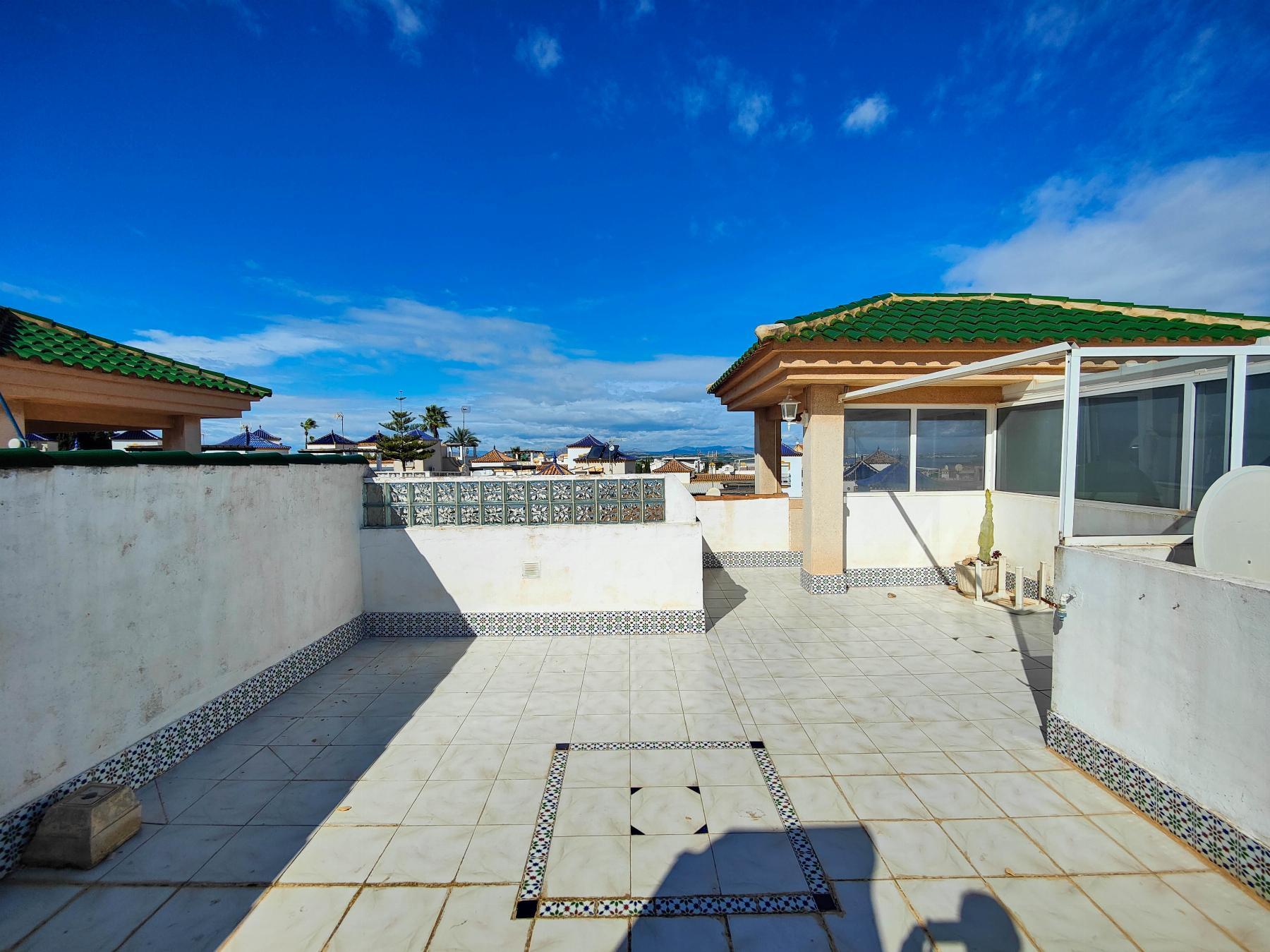 Bungalow con Terraza Privada y Piscina Comunitaria en Los Altos, Torrevieja
