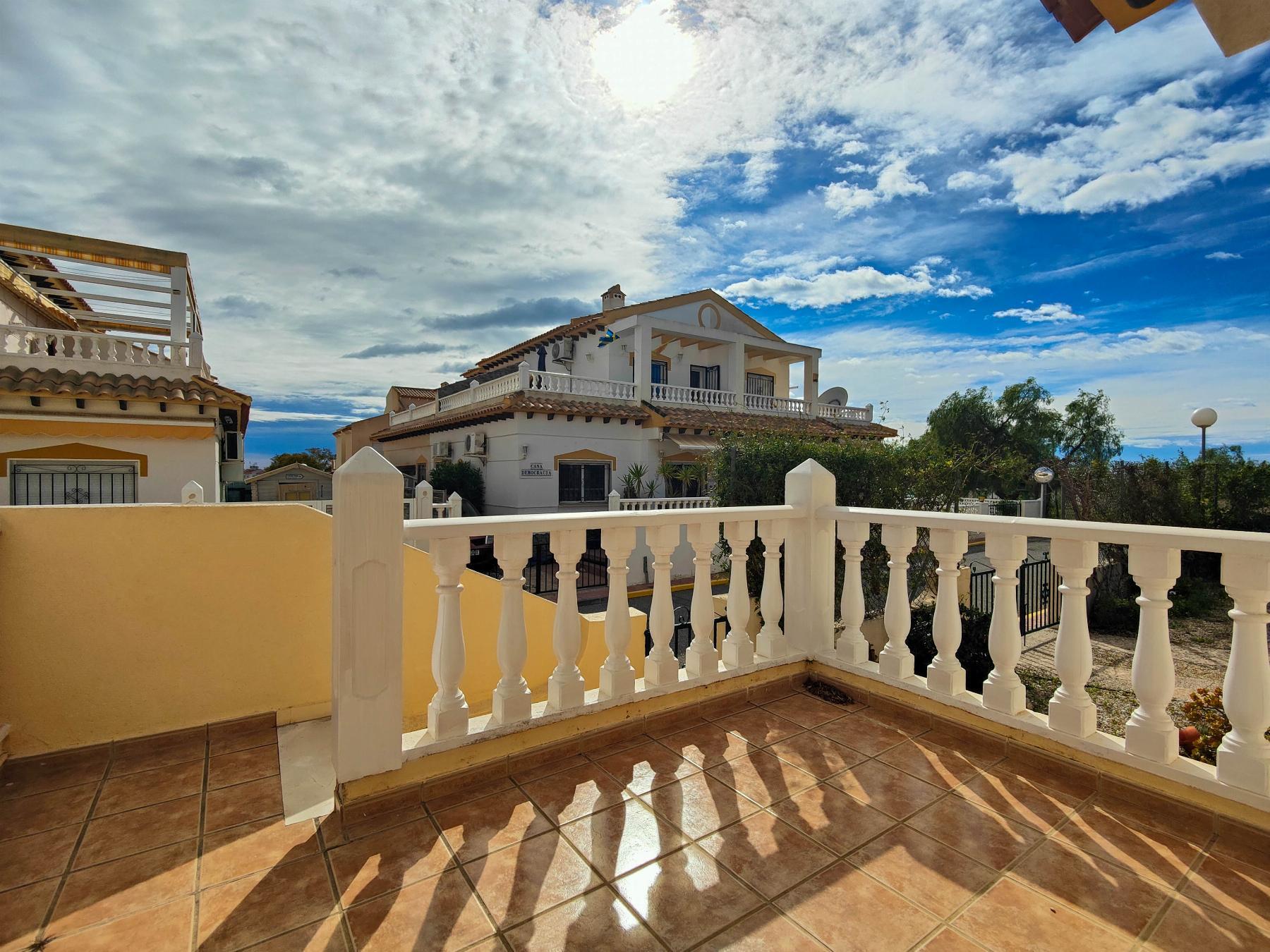 Dúplex en Punta Prima con Terraza de 25m² y Piscina Comunitaria
