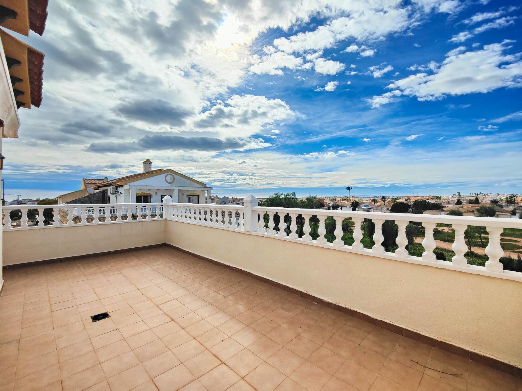 Dúplex en Punta Prima con Terraza de 25m² y Piscina Comunitaria