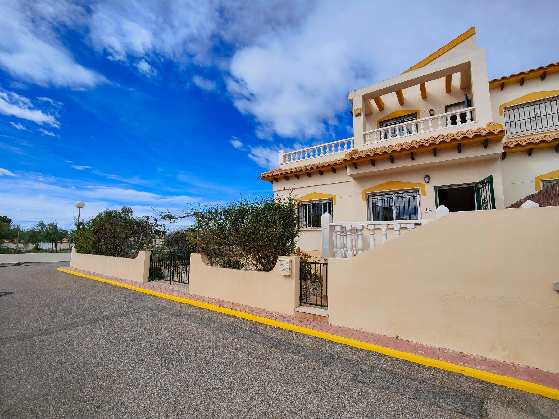 Dúplex en Punta Prima con Terraza de 25m² y Piscina Comunitaria