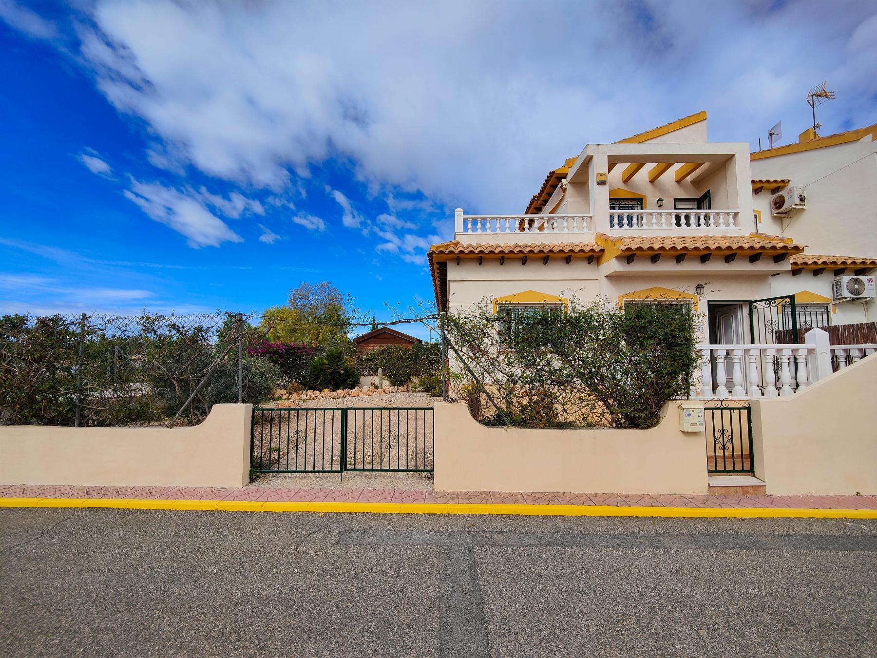 Dúplex en Punta Prima con Terraza de 25m² y Piscina Comunitaria