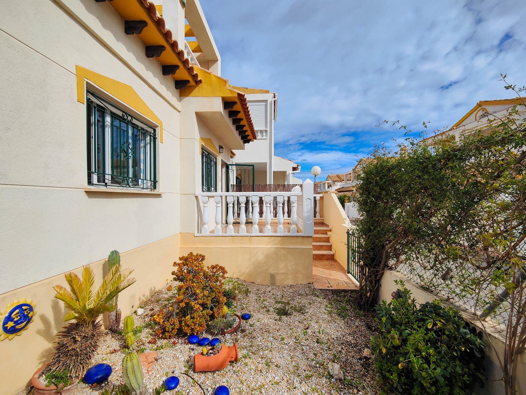 Dúplex en Punta Prima con Terraza de 25m² y Piscina Comunitaria