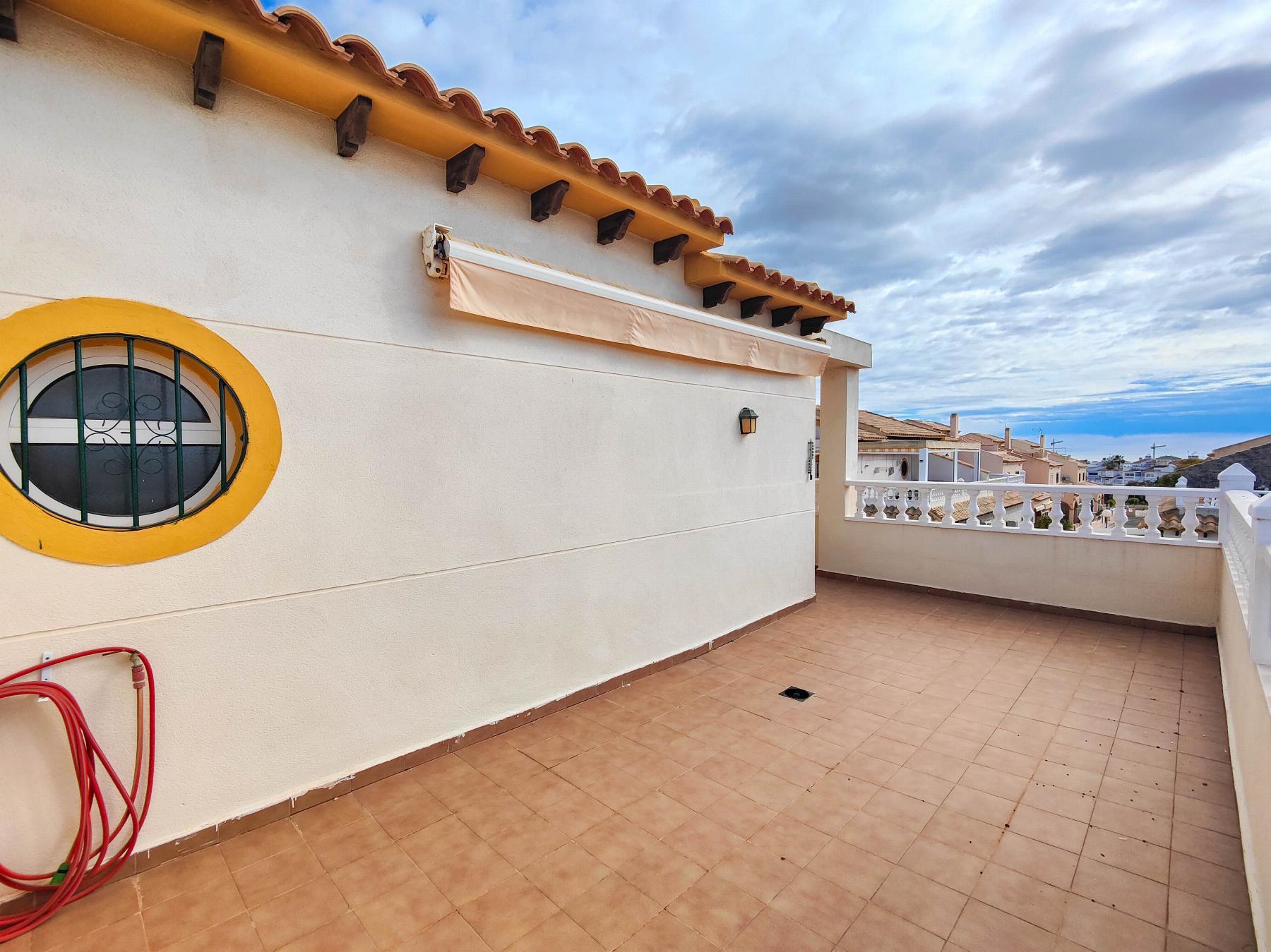 Dúplex en Punta Prima con Terraza de 25m² y Piscina Comunitaria