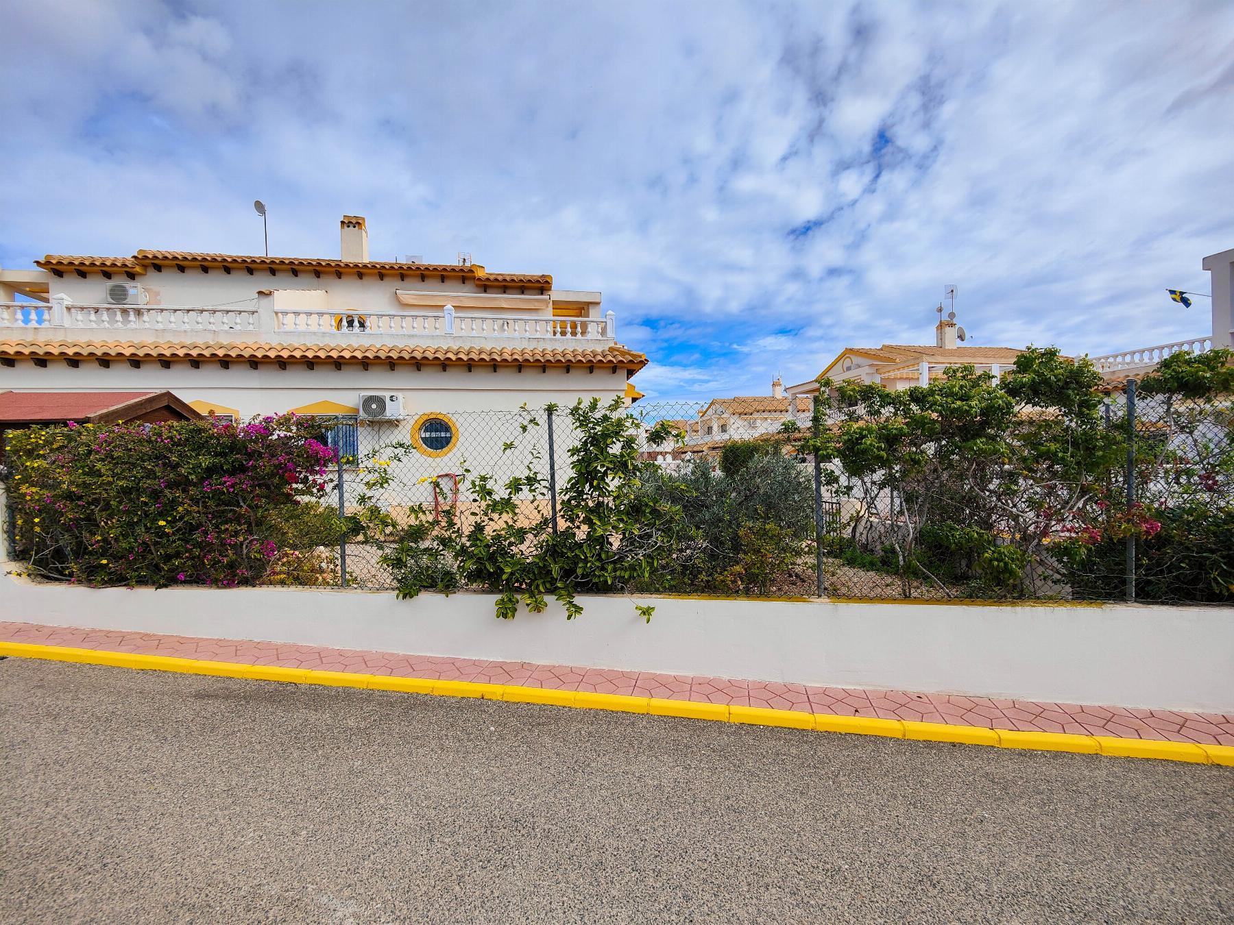 Dúplex en Punta Prima con Terraza de 25m² y Piscina Comunitaria