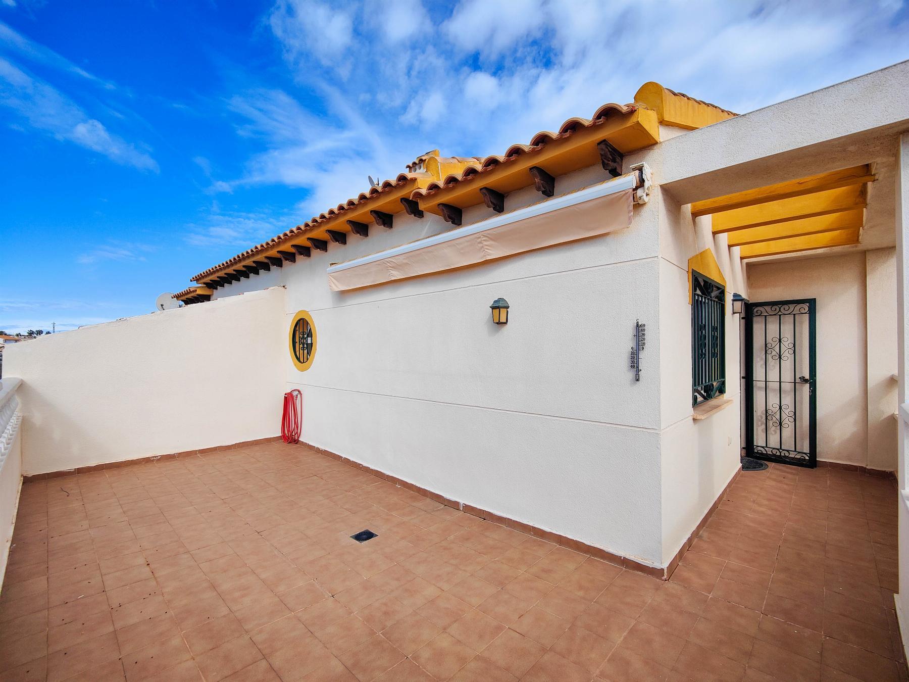 Dúplex en Punta Prima con Terraza de 25m² y Piscina Comunitaria