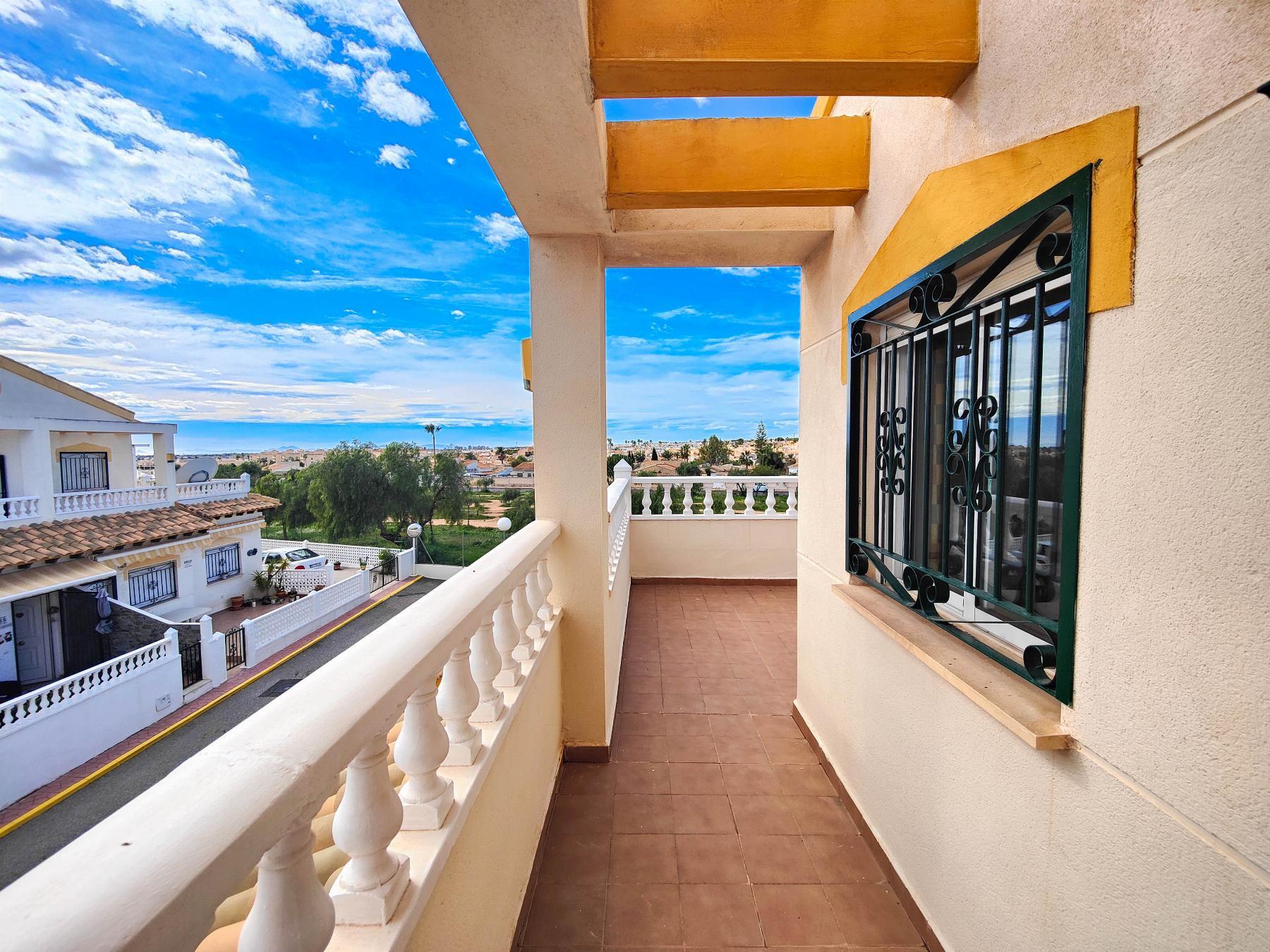 Dúplex en Punta Prima con Terraza de 25m² y Piscina Comunitaria