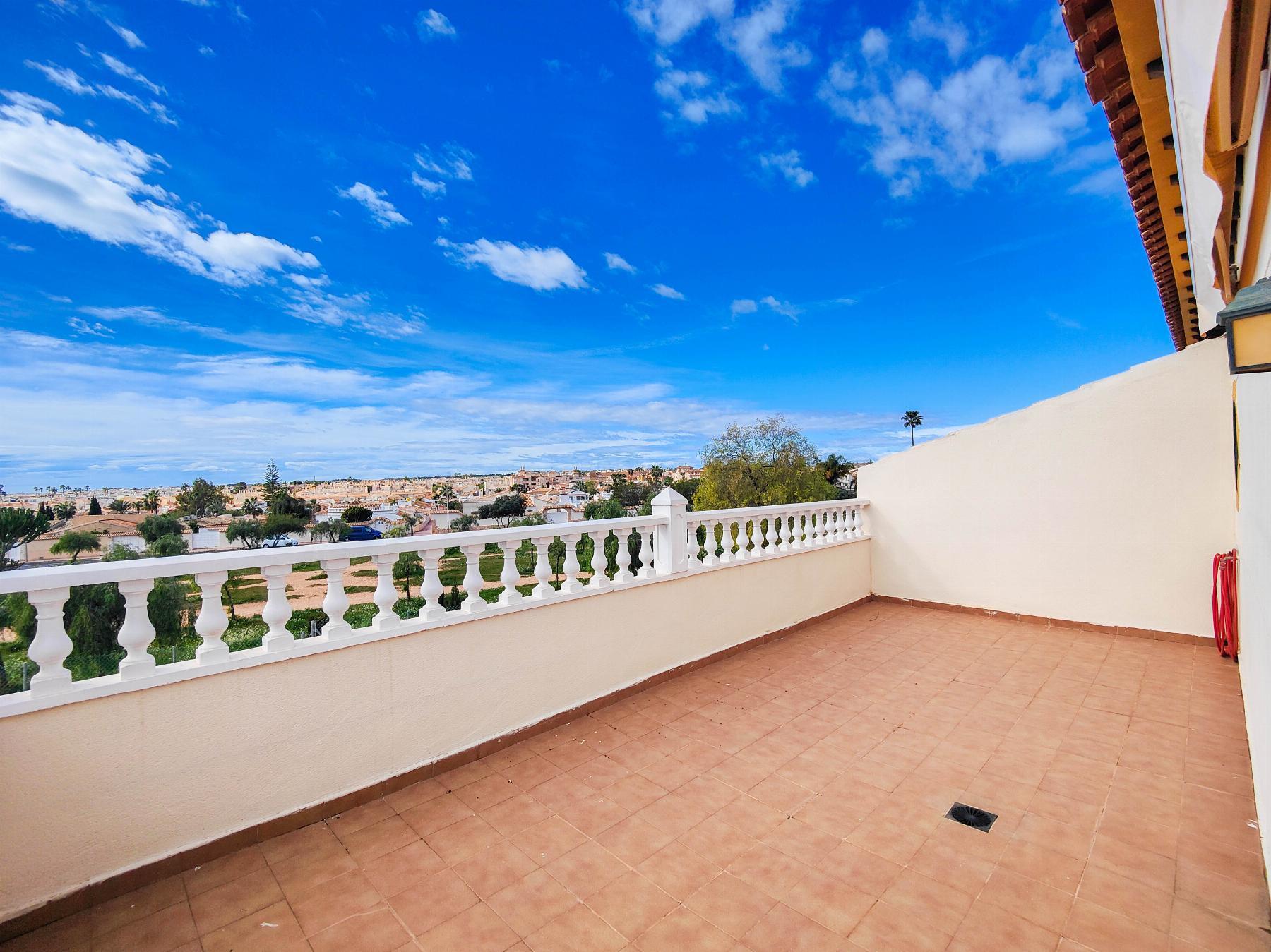 Dúplex en Punta Prima con Terraza de 25m² y Piscina Comunitaria