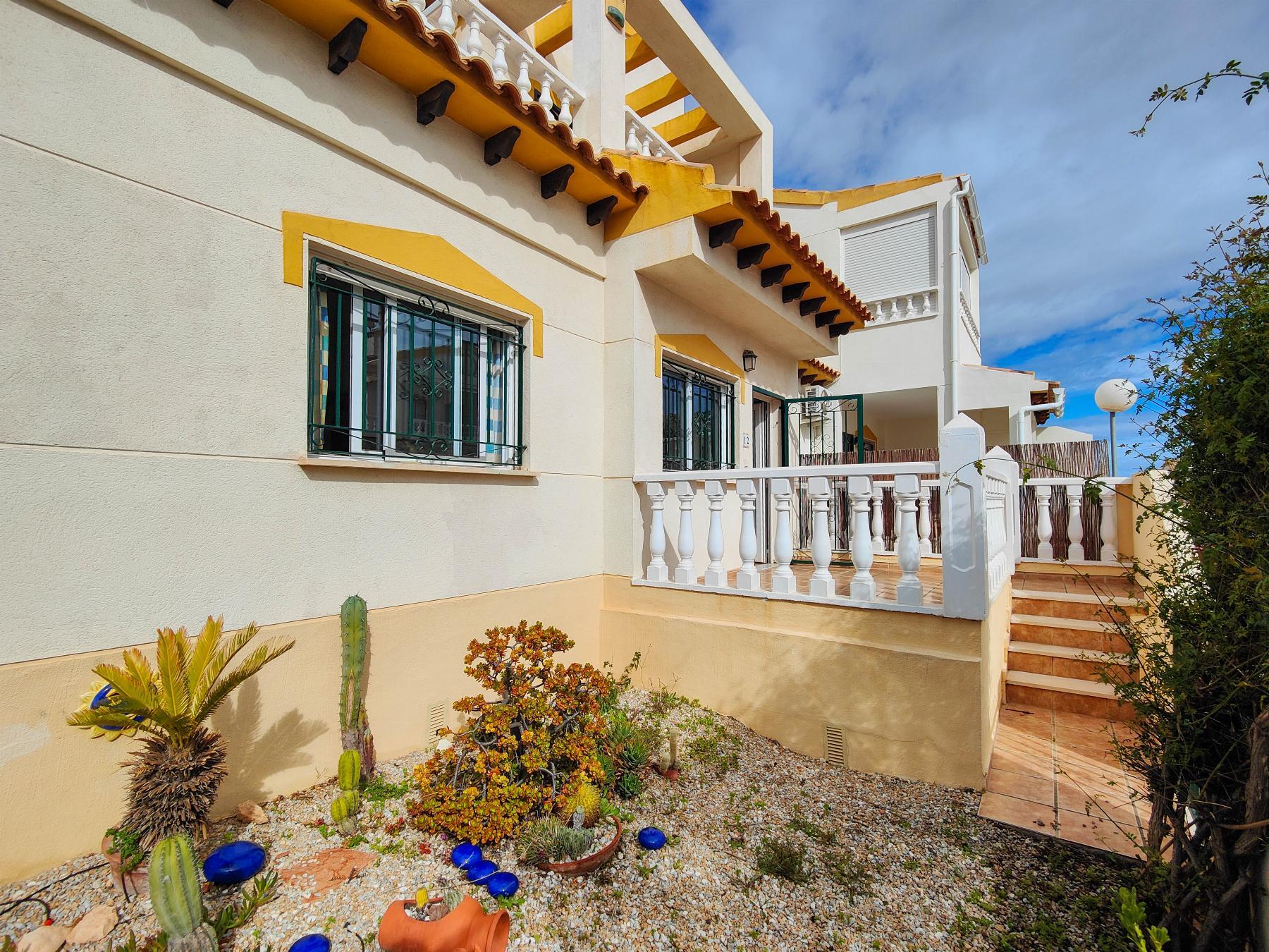 Dúplex en Punta Prima con Terraza de 25m² y Piscina Comunitaria
