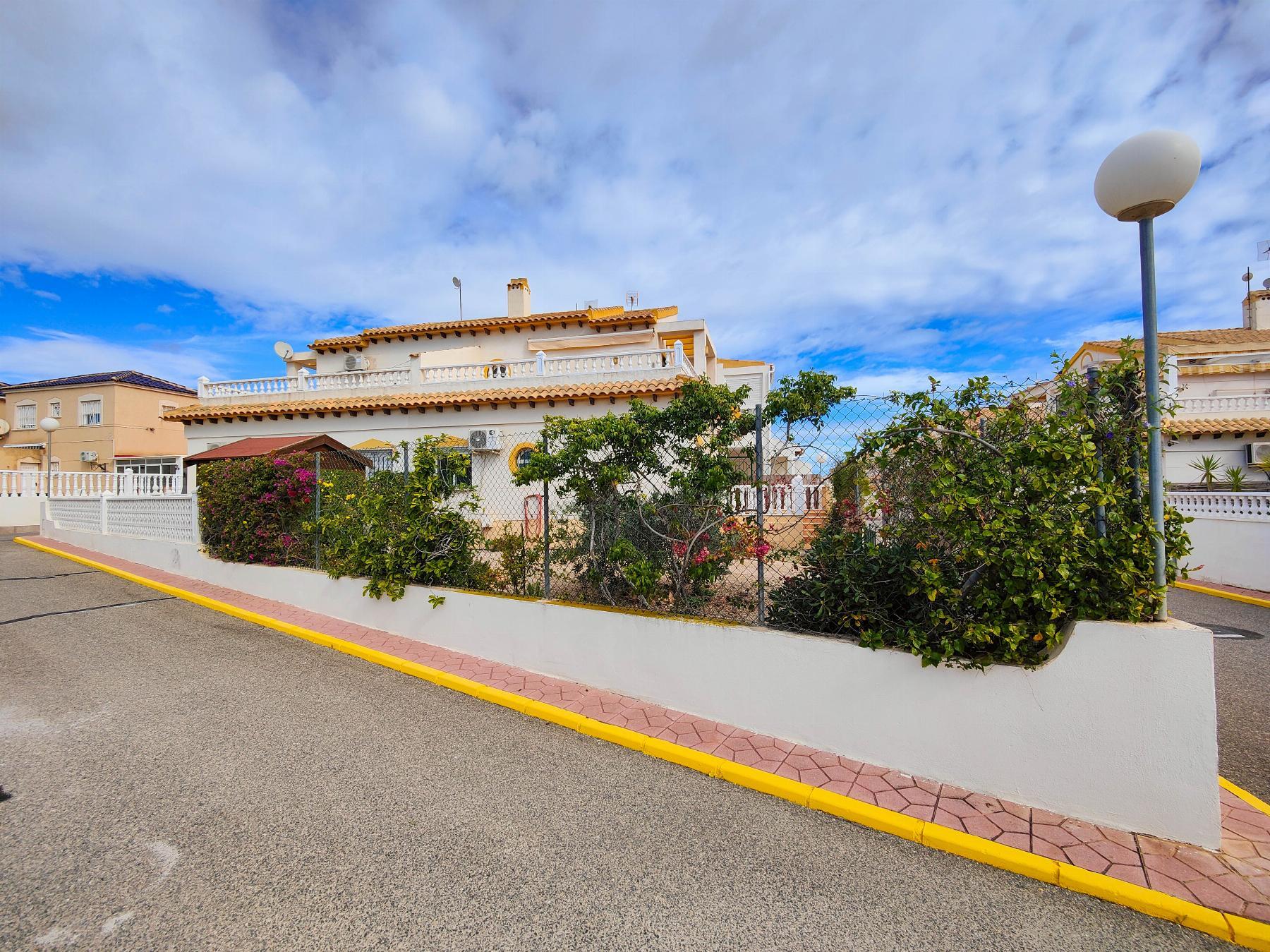 Dúplex en Punta Prima con Terraza de 25m² y Piscina Comunitaria