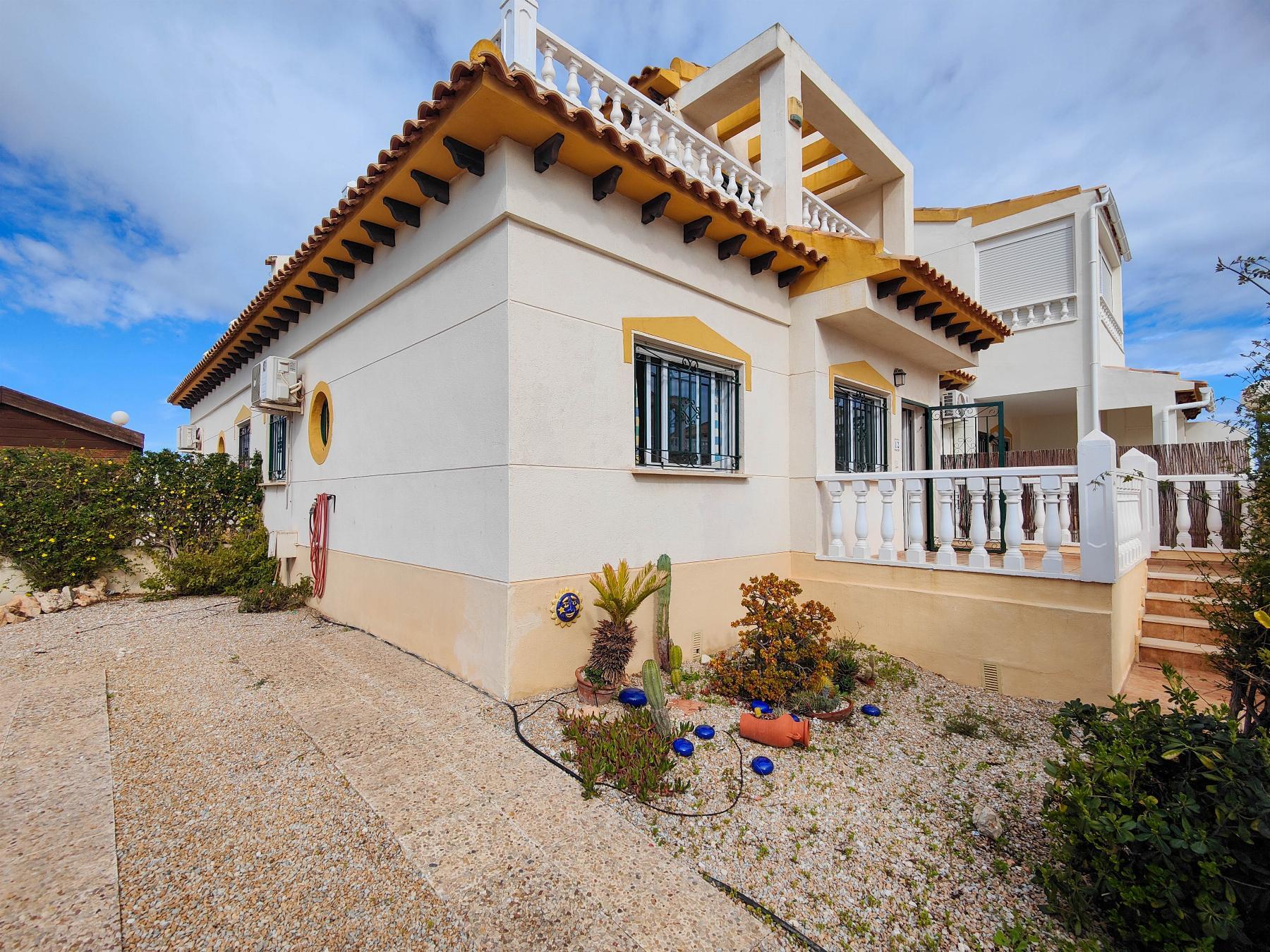 Dúplex en Punta Prima con Terraza de 25m² y Piscina Comunitaria