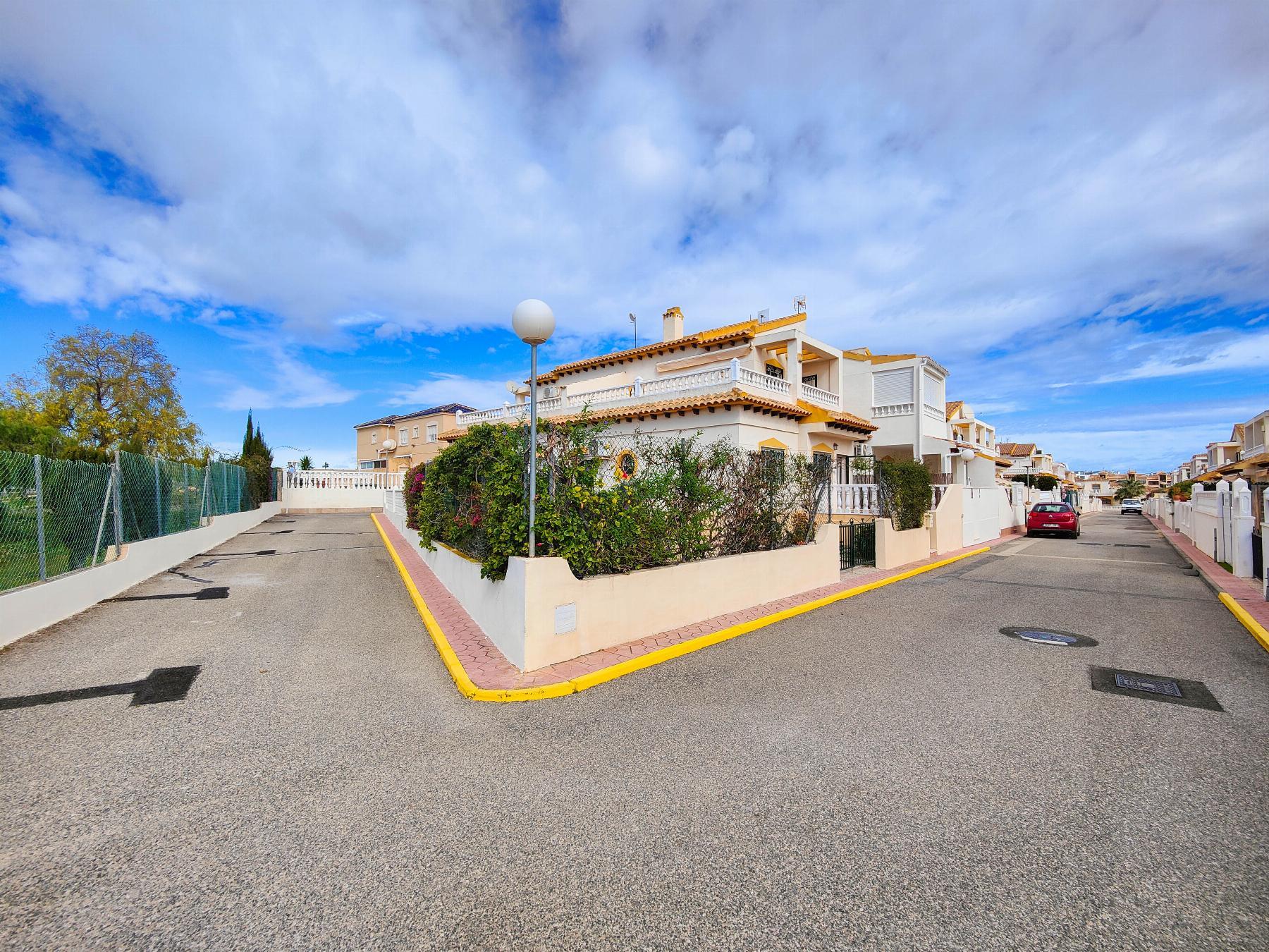 Dúplex en Punta Prima con Terraza de 25m² y Piscina Comunitaria