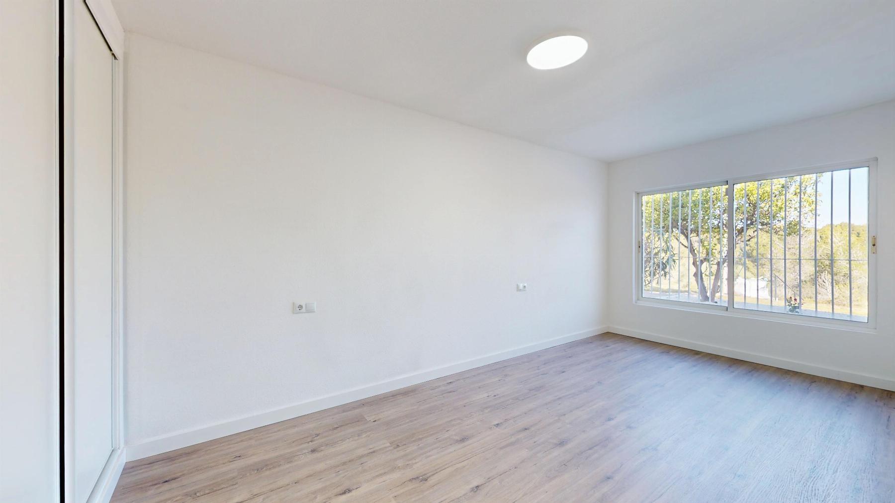 Bungalow Bajo Reformado en Villamartín — Terraza 22m²