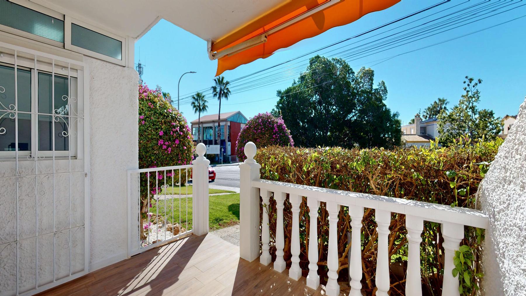 Bungalow Bajo Reformado en Villamartín — Terraza 22m²