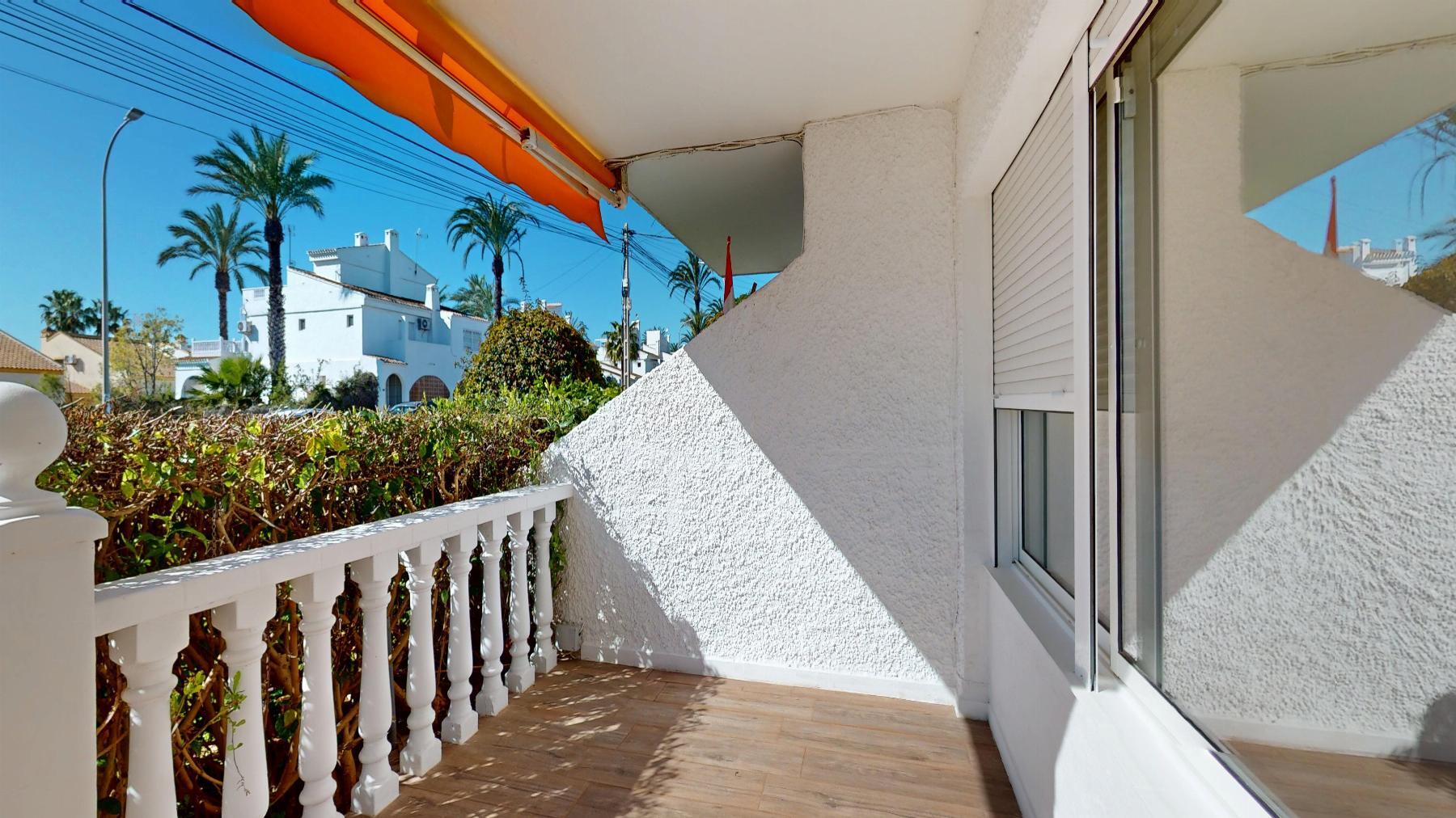 Bungalow Bajo Reformado en Villamartín — Terraza 22m²