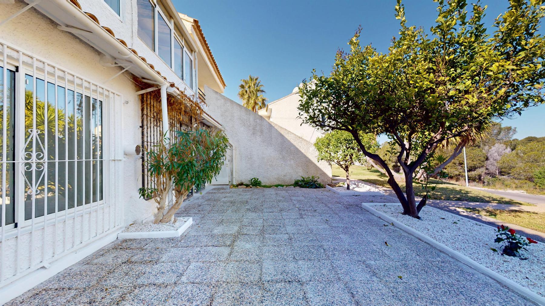 Bungalow Bajo Reformado en Villamartín — Terraza 22m²