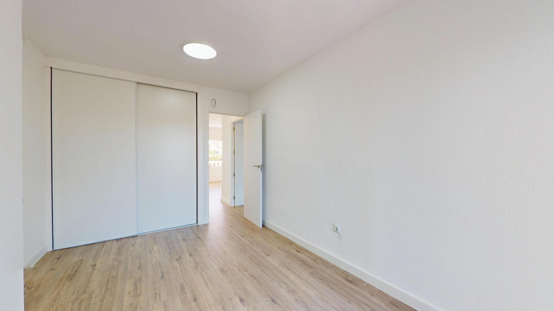Bungalow Bajo Reformado en Villamartín — Terraza 22m²