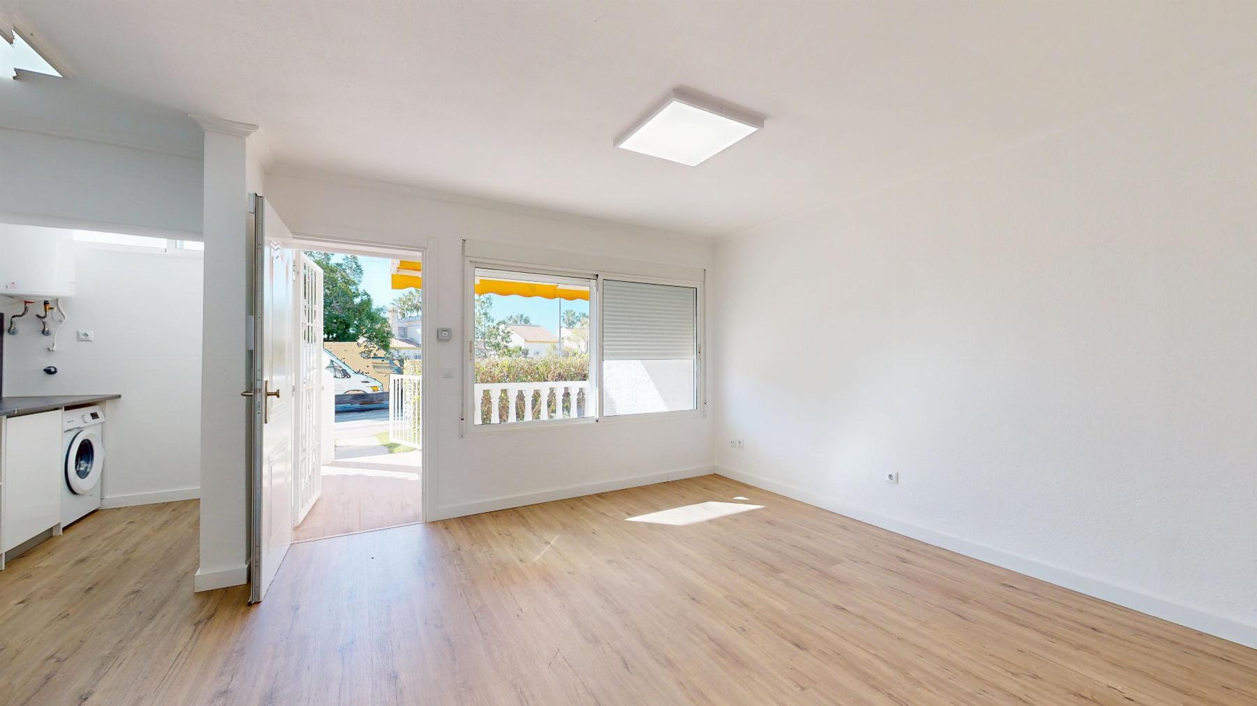 Bungalow Bajo Reformado en Villamartín — Terraza 22m²
