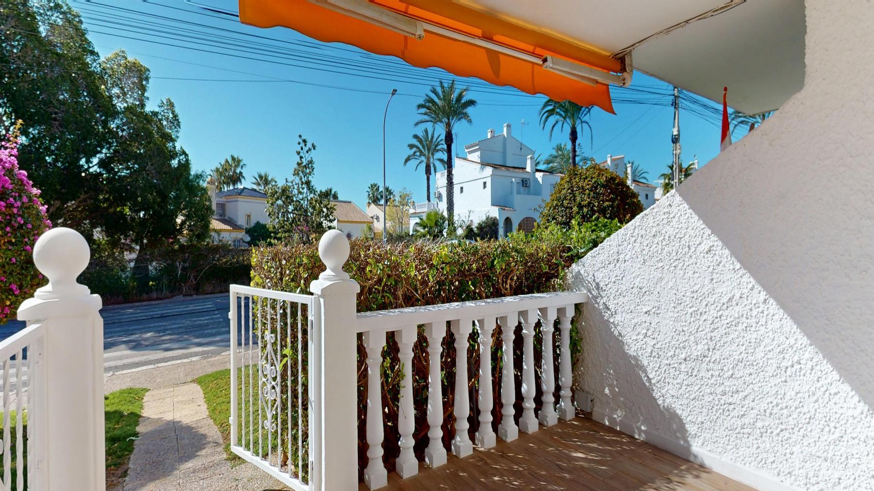Bungalow Bajo Reformado en Villamartín — Terraza 22m²