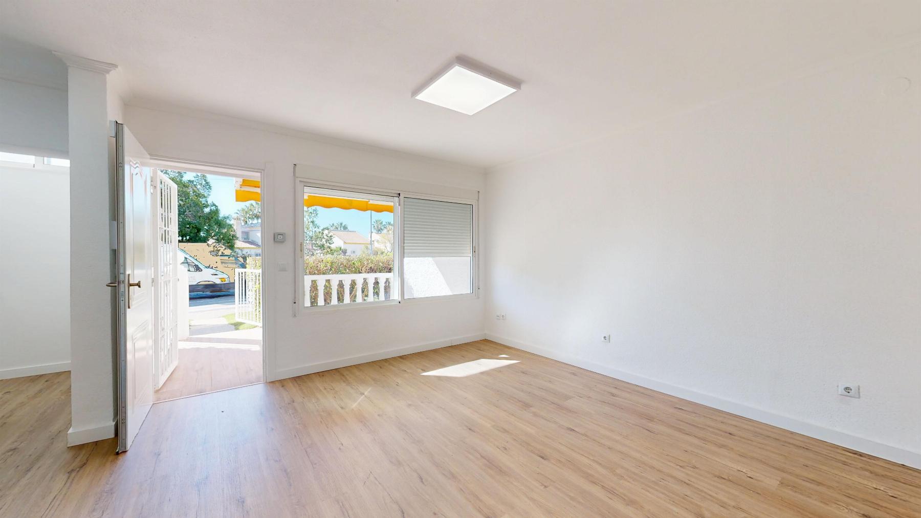 Bungalow Bajo Reformado en Villamartín — Terraza 22m²