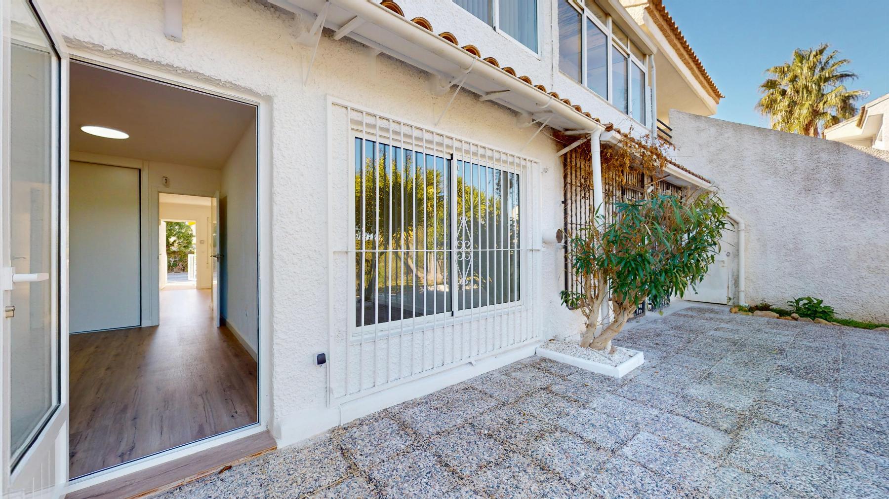 Bungalow Bajo Reformado en Villamartín — Terraza 22m²