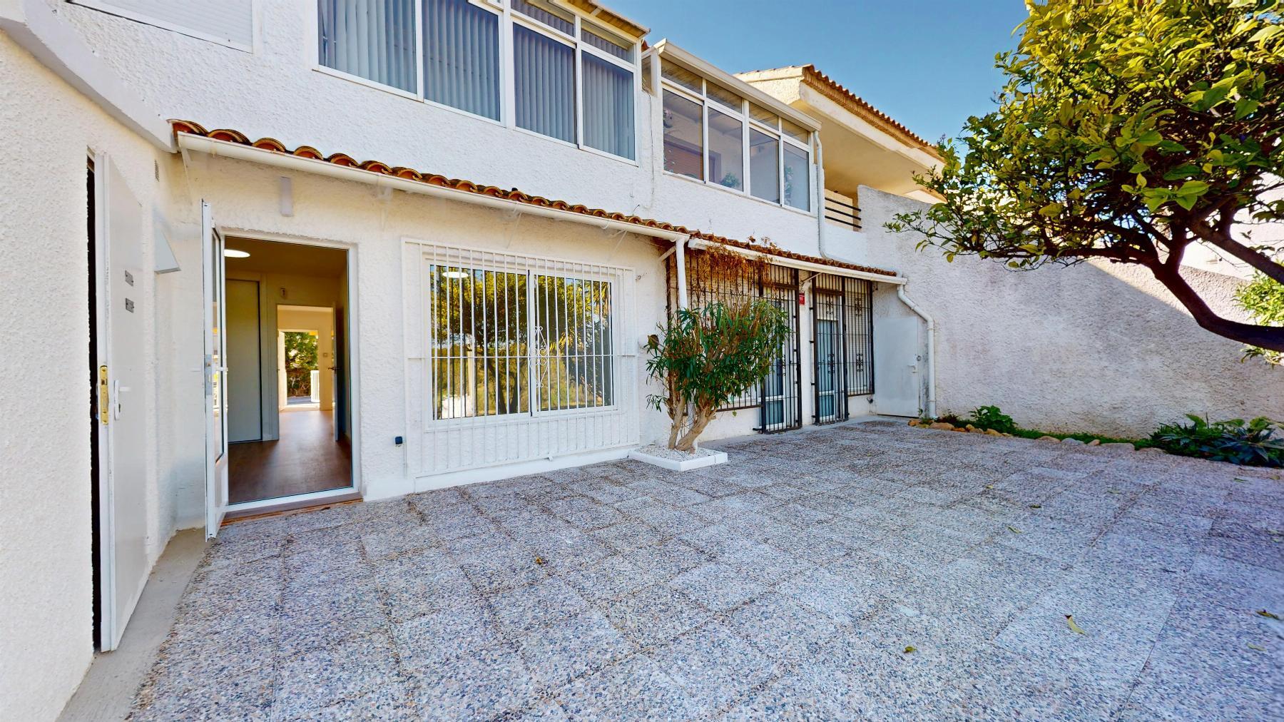 Bungalow Bajo Reformado en Villamartín — Terraza 22m²