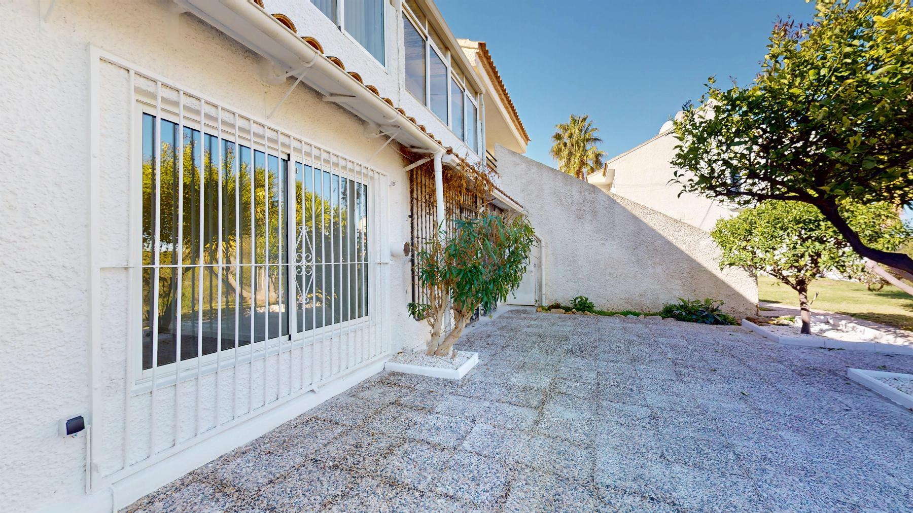 Bungalow Bajo Reformado en Villamartín — Terraza 22m²