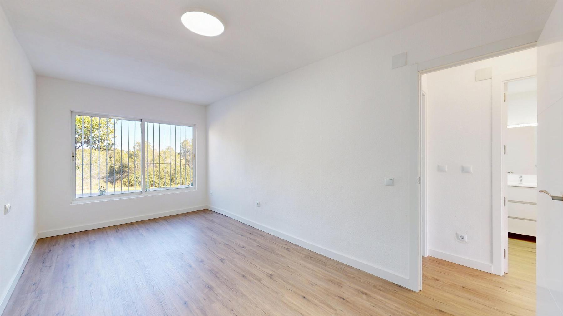 Bungalow Bajo Reformado en Villamartín — Terraza 22m²