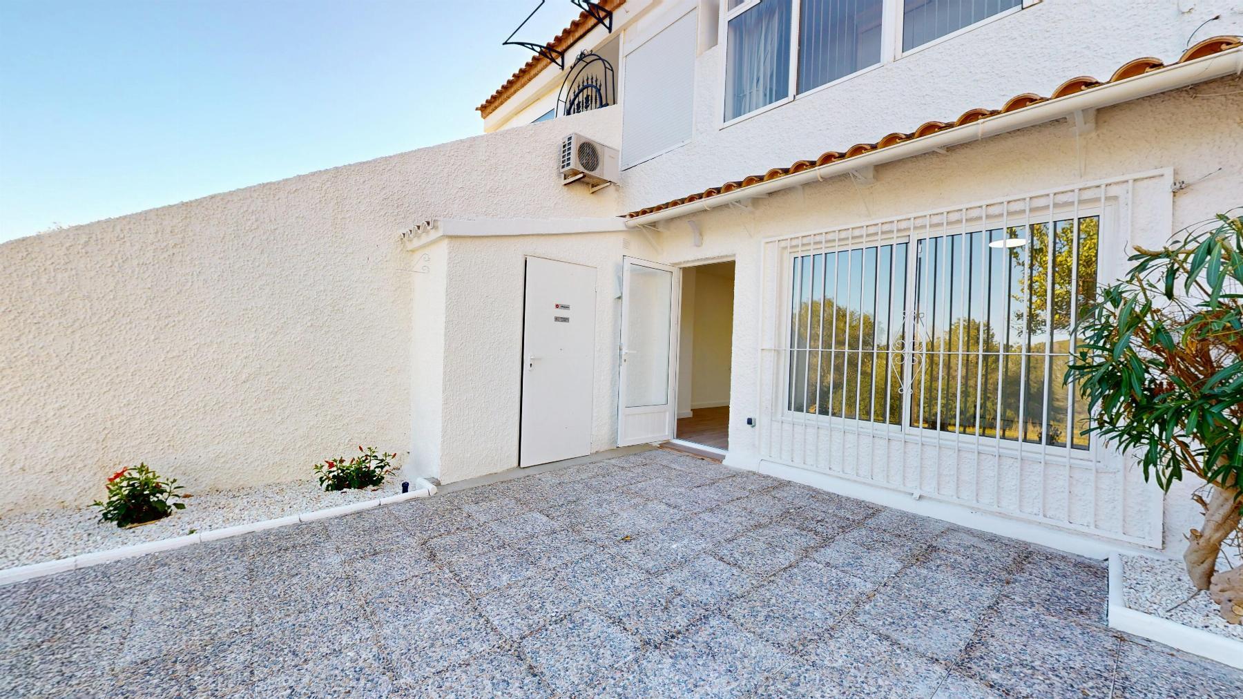 Bungalow Bajo Reformado en Villamartín — Terraza 22m²