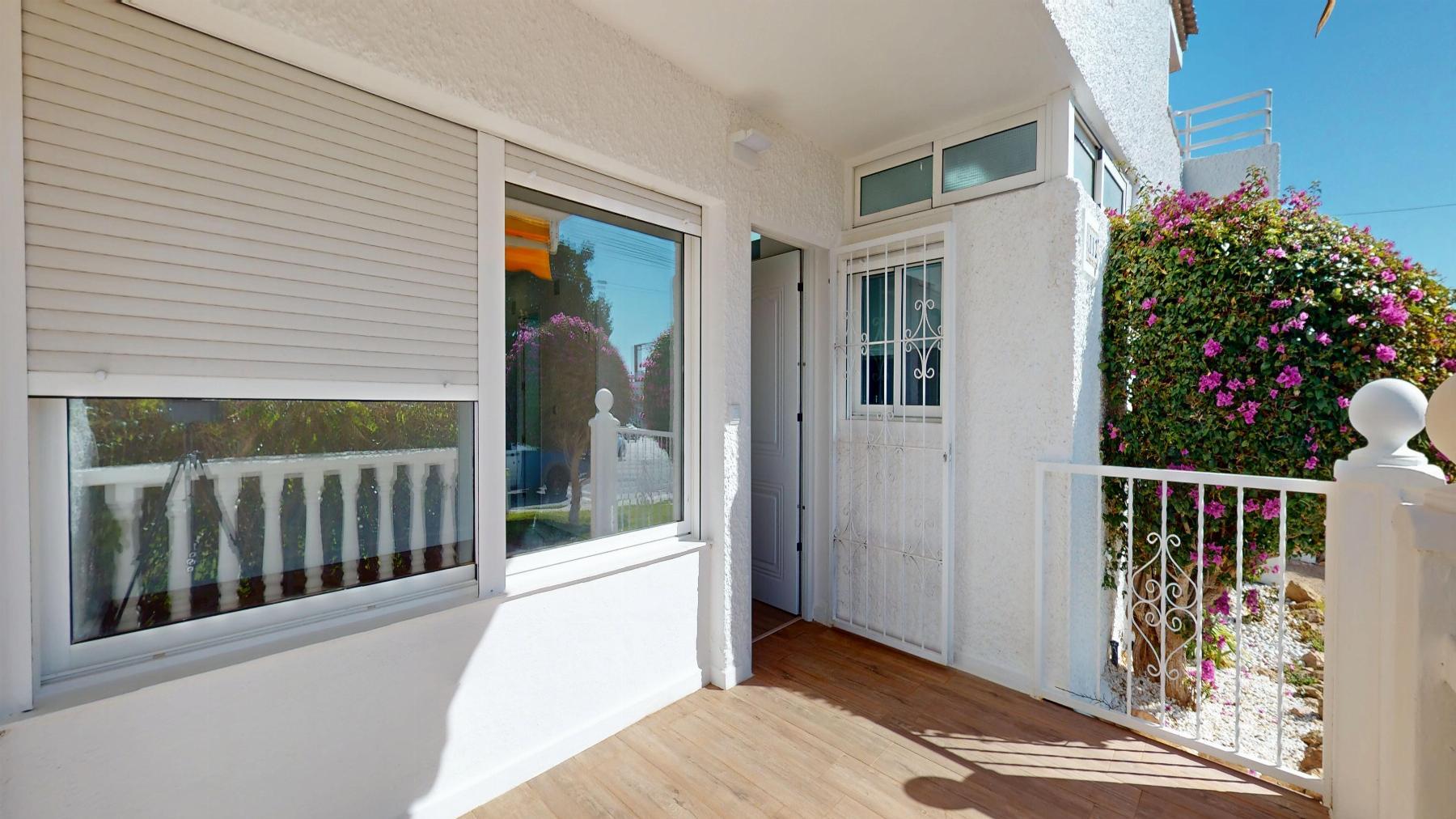 Bungalow Bajo Reformado en Villamartín — Terraza 22m²