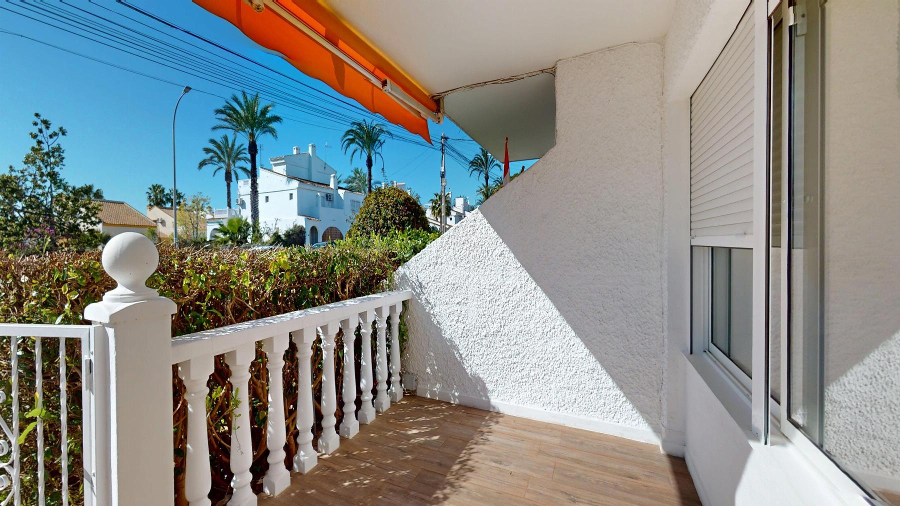 Bungalow Bajo Reformado en Villamartín — Terraza 22m²