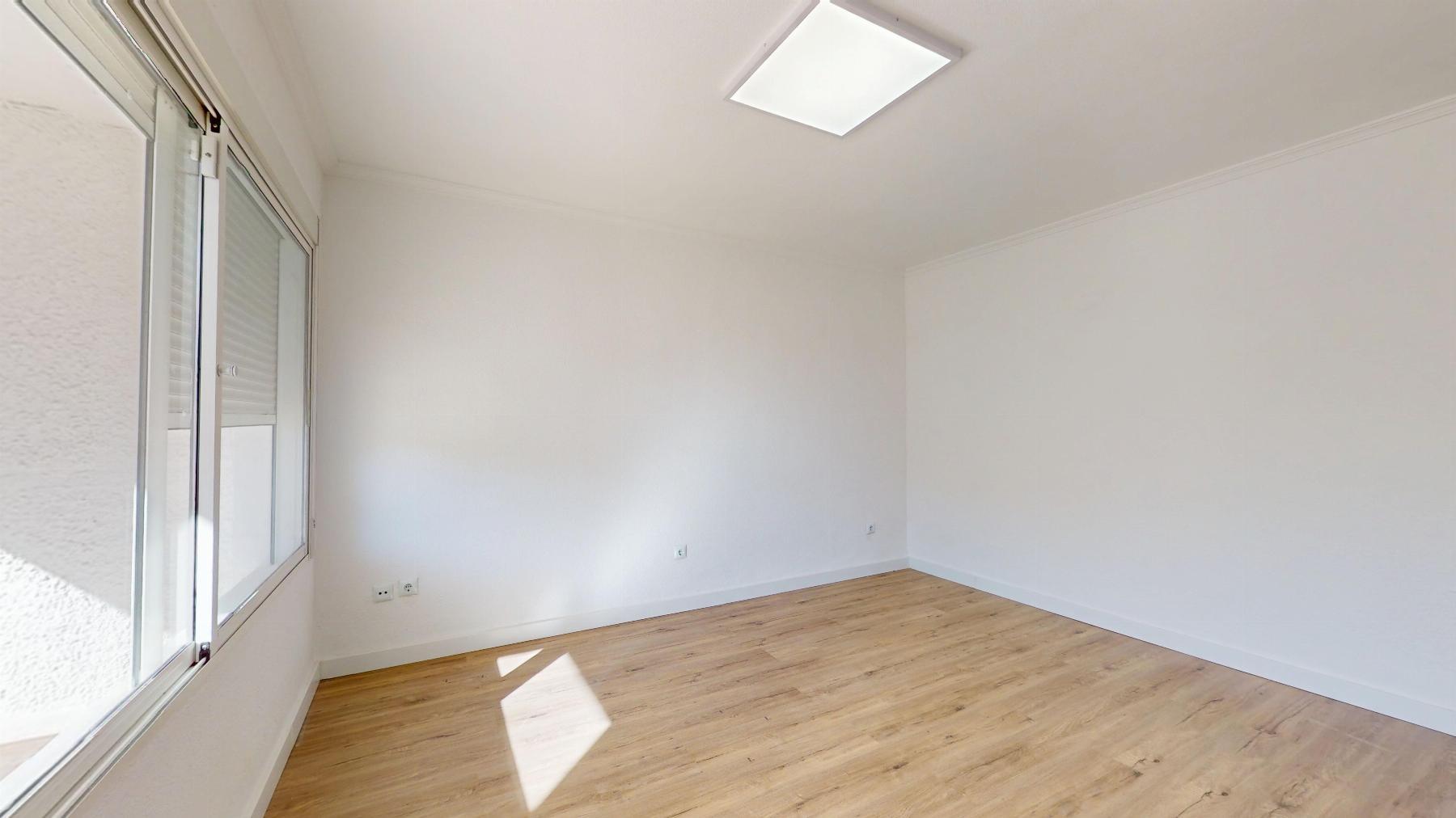 Bungalow Bajo Reformado en Villamartín — Terraza 22m²