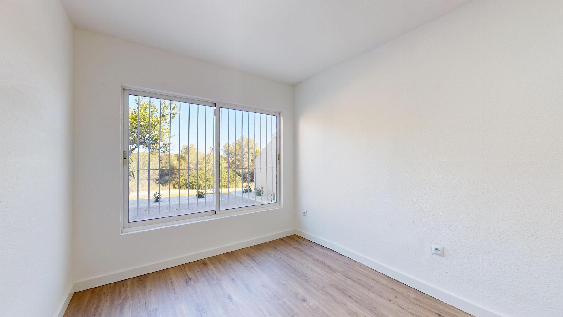 Bungalow Bajo Reformado en Villamartín — Terraza 22m²