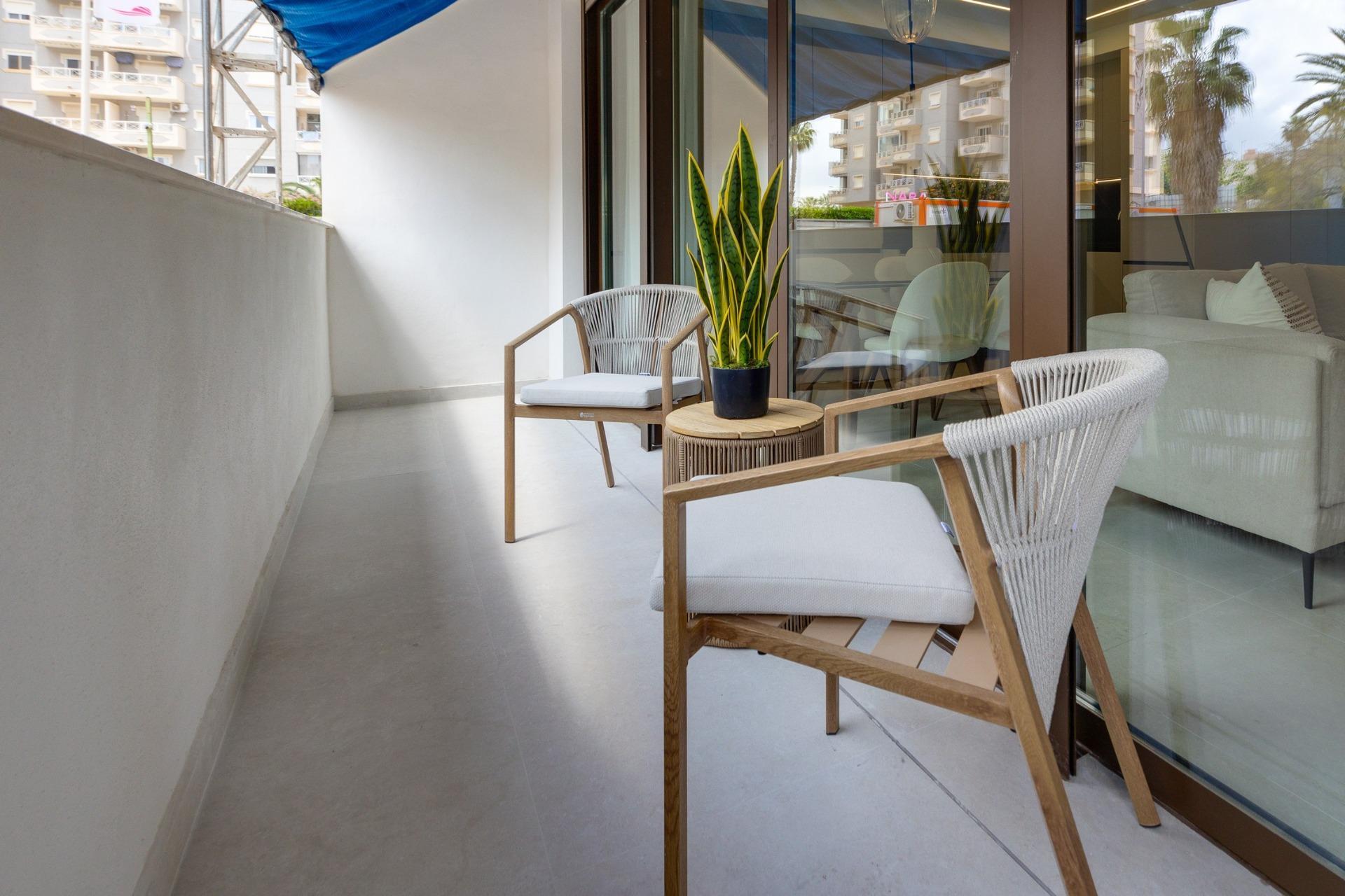 Apartamento Obra Nueva con Piscina Privada en Guardamar del Segura — 2 Dorm.