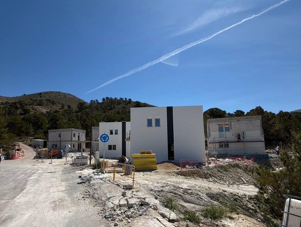 Villa de Obra Nueva en Finestrat con Piscina Privada — 3 Dorm.