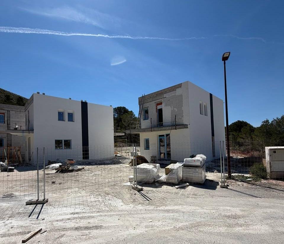 Villa de Obra Nueva en Finestrat con Piscina Privada — 3 Dorm.