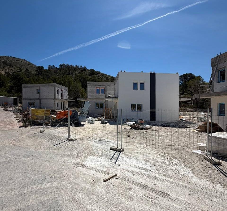 Villa de Obra Nueva en Finestrat con Piscina Privada — 3 Dorm.
